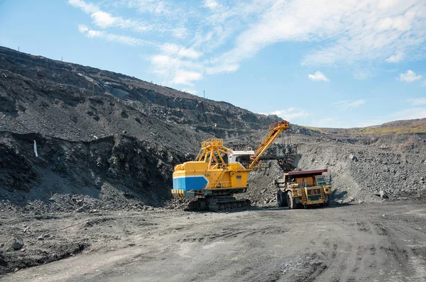 Excavatrice Carrière Chargeant Minerai Fer Dans Camion Benne Lourde Dans — Photo