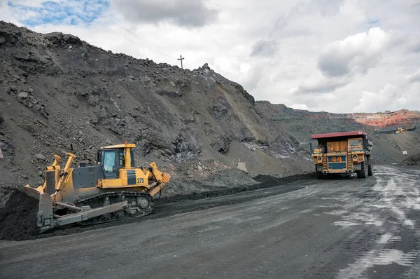 Open Cast Dump Truck Drives Alone Industrial Area Iron Ore — Stock Photo, Image