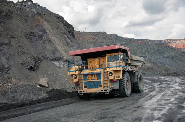 Open Cast Dump Truck Rijdt Alleen Industrieel Gebied Van Ijzererts — Stockfoto