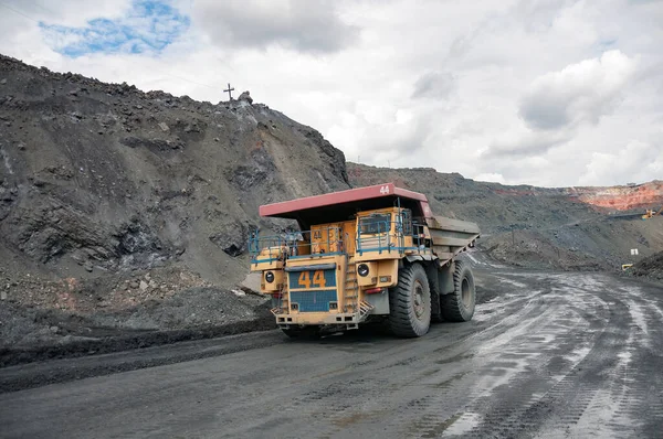 Open Cast Dump Truck Rijdt Alleen Industrieel Gebied Van Ijzererts — Stockfoto