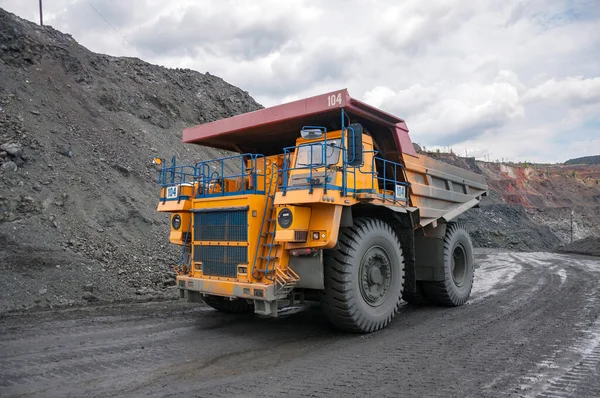 Open Cast Dump Truck Drives Alone Industrial Area Iron Ore — Stock Photo, Image