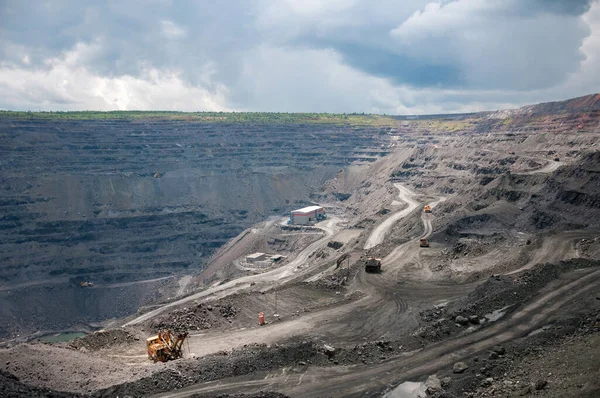 Heavy Dump Trucks Excavators Diggers Locomotives Extracting Iron Ore Deep — Stock Photo, Image