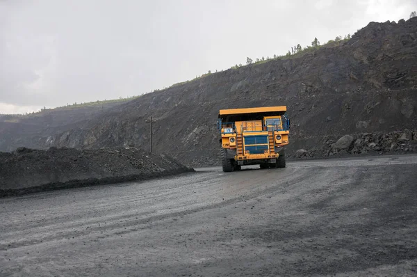 Tagebau Kipper Fährt Allein Industriegebiet Des Eisenerzbruchs — Stockfoto