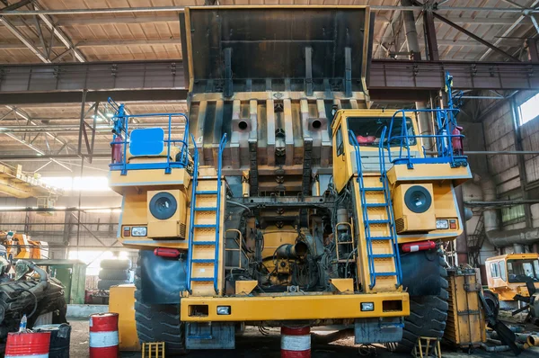 Truck at repairs — Stock Photo, Image