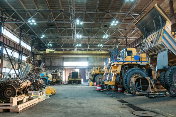 Camiones en reparaciones — Foto de Stock