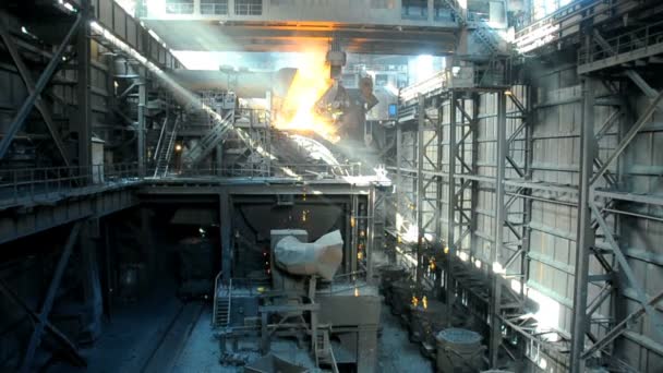 Интерьер металлургического завода — стоковое видео
