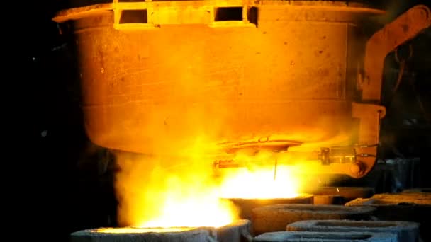 Metalurjik çalışmalar iç mekan — Stok video