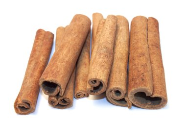 Tarçın beyaz arkaplanda yapışır