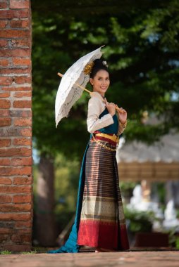 Geleneksel kıyafetler içinde Asyalı bir kadın. 