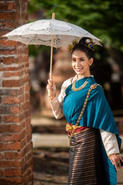 Geleneksel kıyafetler içinde Asyalı bir kadın. 