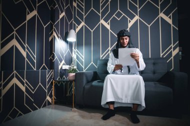 Yakışıklı genç Arap iş adamı.