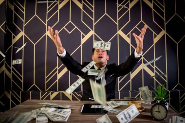 Parası olan yakışıklı genç bir iş adamı. 