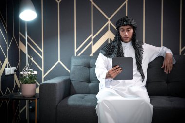 Tabletle yakışıklı genç Arap iş adamı