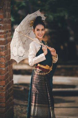 Geleneksel kıyafetler içinde Asyalı bir kadın. 