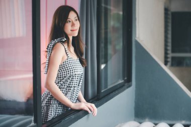 İç mekândaki güzel Asyalı kadın.