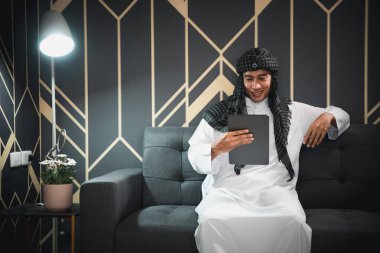 Tabletle yakışıklı genç Arap iş adamı