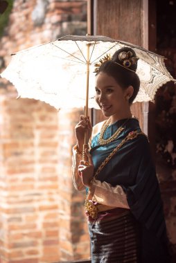 Geleneksel kıyafetler içinde Asyalı bir kadın. 