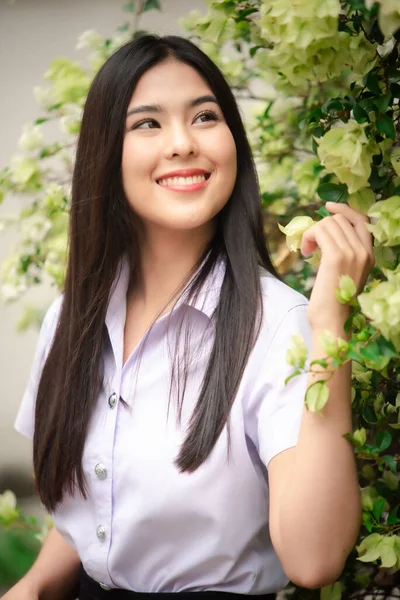 Азиатская Красивая Молодая Предпринимательница Позирует Рядом Цветами — стоковое фото