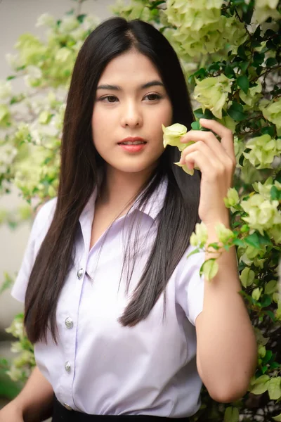 Asiática Bela Jovem Empresária Posando Perto Flores — Fotografia de Stock