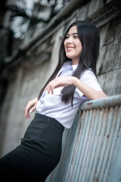 Азиатская Красивая Молодая Предпринимательница Позирует — стоковое фото