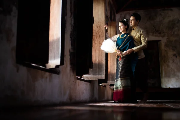 Asiatische Frau Und Mann Traditioneller Kleidung — Stockfoto