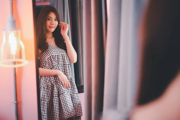 鏡を見る家の中の美しいアジア系女性 — ストック写真