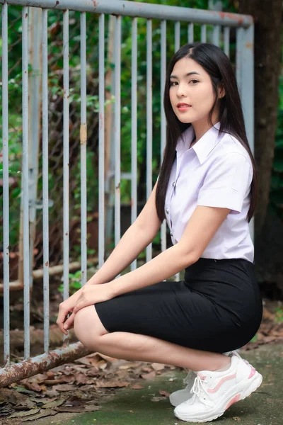 Asiática Bela Jovem Empresária Posando Agachada Para Baixo — Fotografia de Stock