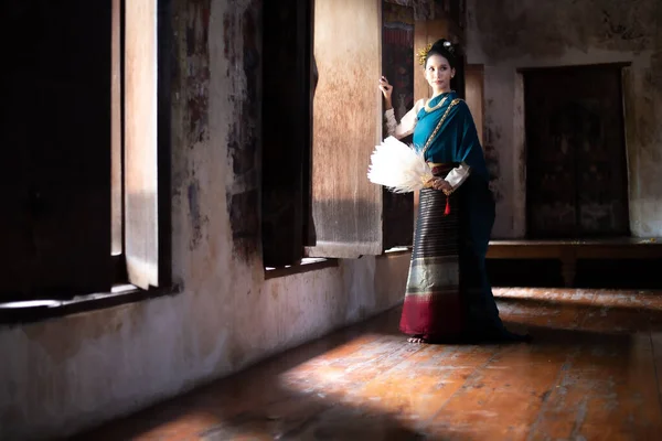 Asiatique Femme Dans Dans Traditionnel Vêtements — Photo