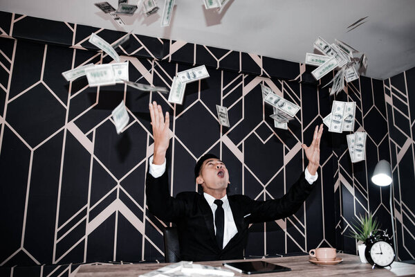 Красивый молодой бизнесмен с наличными 