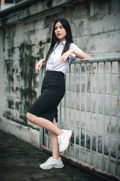 Азиатская Красивая Молодая Предпринимательница Позирует — стоковое фото