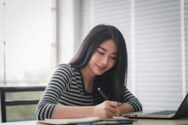 Genç ve güzel bayan girişimci ofiste çalışıyor.