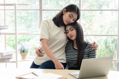 Dizüstü bilgisayarlı iki Asyalı güzel iş kadını