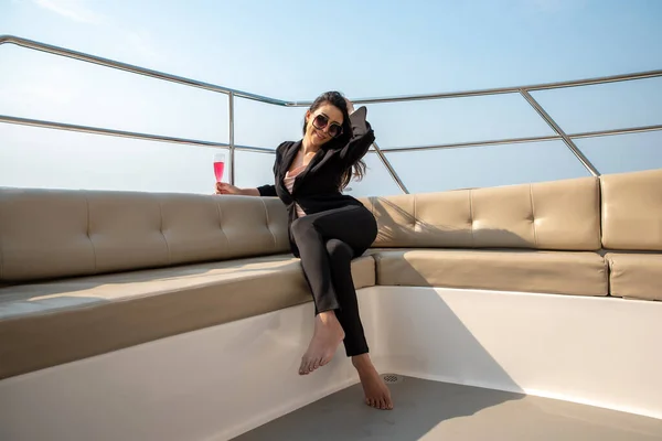 Asiatique Jeune Femme Affaires Avec Boisson Yacht Été — Photo