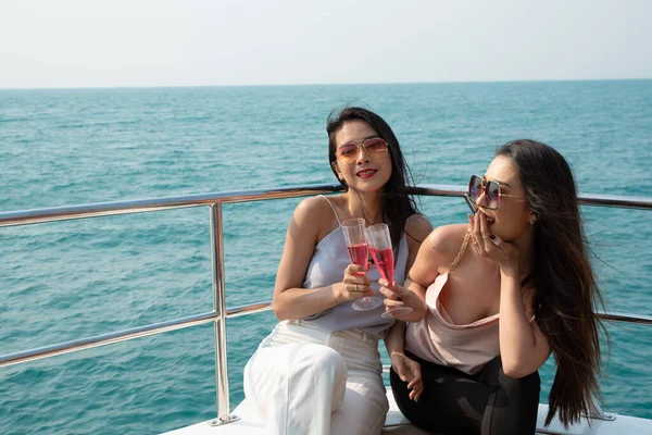 Két Ázsiai Fiatal Üzletasszony Jachton Nyáron — Stock Fotó