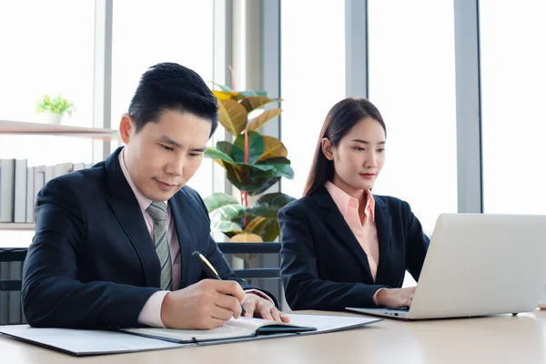 Two Colleagues Businesswoman Businessman Working Office —  Fotos de Stock