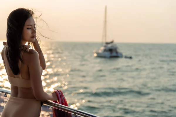 Азіатська Молода Жінка Купальнику Позує Яхті Під Час Заходу Сонця — стокове фото
