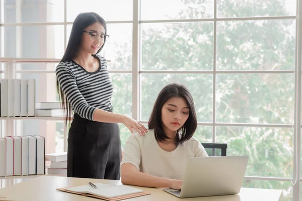 Due Asiatiche Belle Donne Affari Con Computer Portatile — Foto Stock