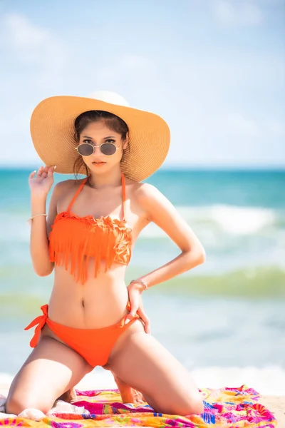 Aziatische Sexy Vrouw Oranje Bikini Poseren — Stockfoto