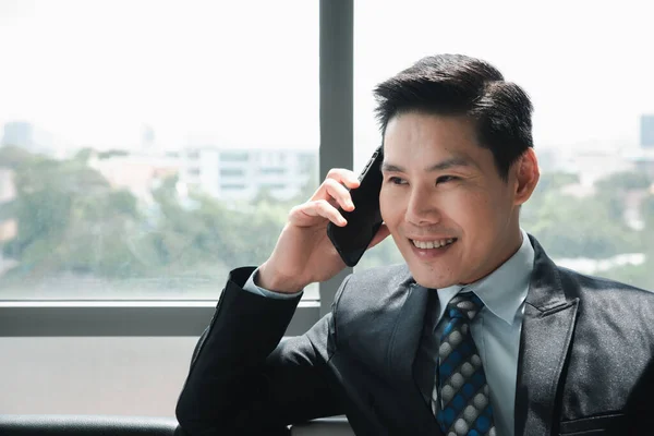 Ασιάτης Επιχειρηματίας Που Μιλάει Στο Smartphone Στο Γραφείο — Φωτογραφία Αρχείου