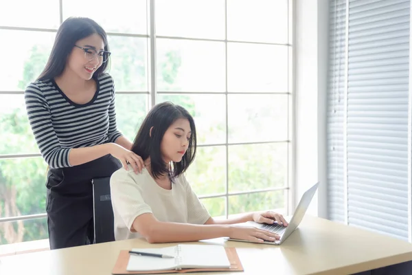 Due Asiatiche Belle Donne Affari Con Computer Portatile — Foto Stock