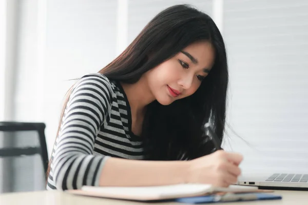 Genç Güzel Bayan Girişimci Ofiste Çalışıyor Telifsiz Stok Fotoğraflar