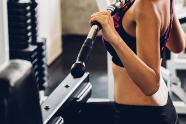 Spor salonundaki çekici genç Asyalı kadın..