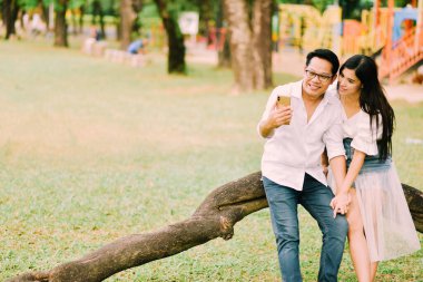 Parktaki genç Asyalı çift