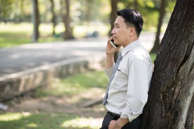 Cep telefonu olan genç bir adam.