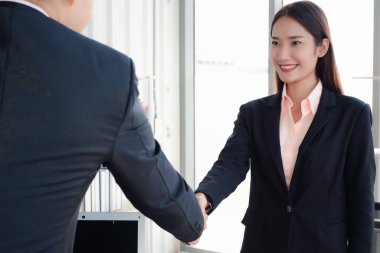 İki iş arkadaşı iş kadını ve iş adamı tokalaşması 