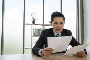 Belgeleri olan bir işadamı.