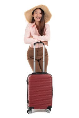 Beyaz arka planda bavulu olan şapkalı genç kız.