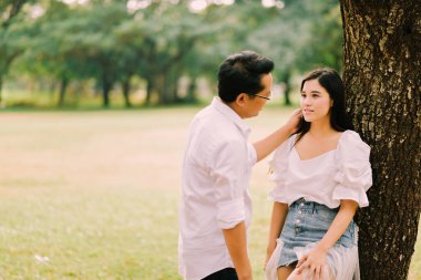 Parktaki genç Asyalı çift