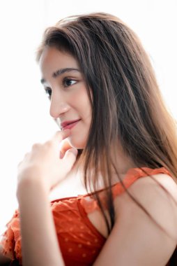 İç çamaşırlarıyla poz veren Asyalı seksi kız.