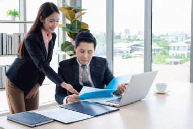 Ofiste çalışan iki iş kadını ve işadamı 